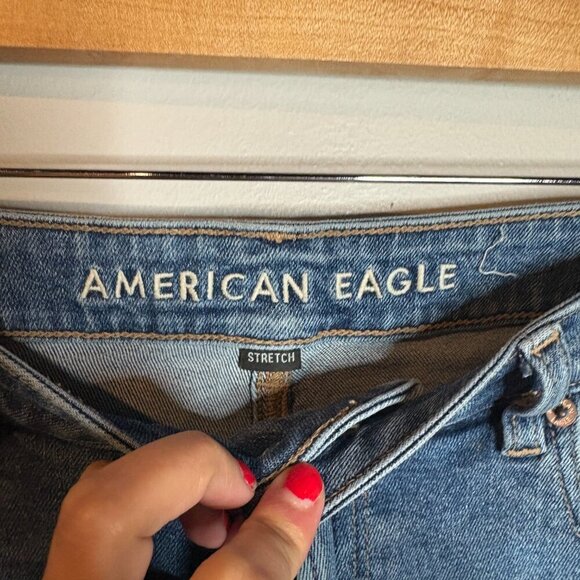 American Eagle medium wash Mom Jeans - Picture 4 of 6